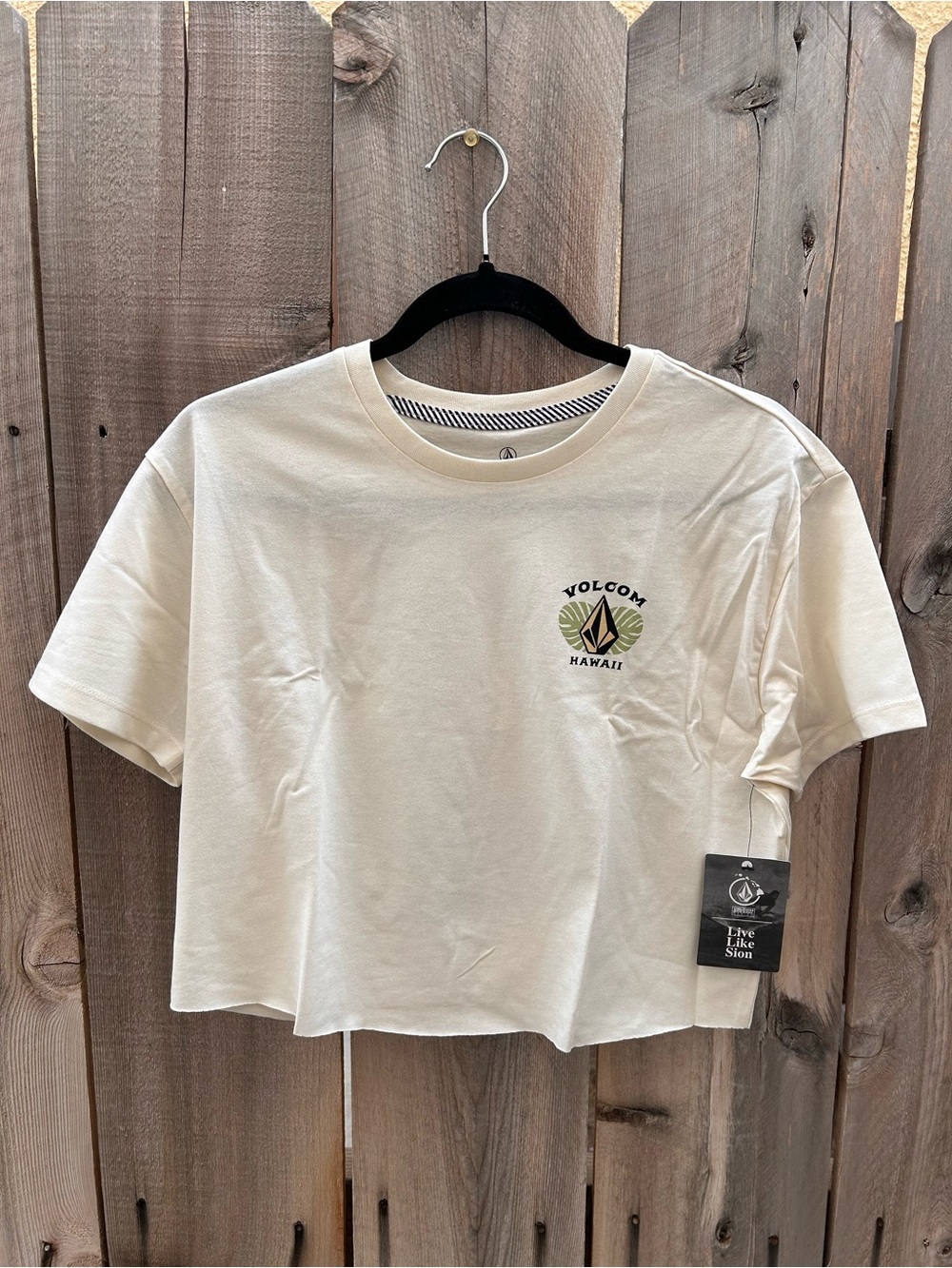 Volcom Trim The Sails Tee in Bone size XS, Hawaii Tiki print